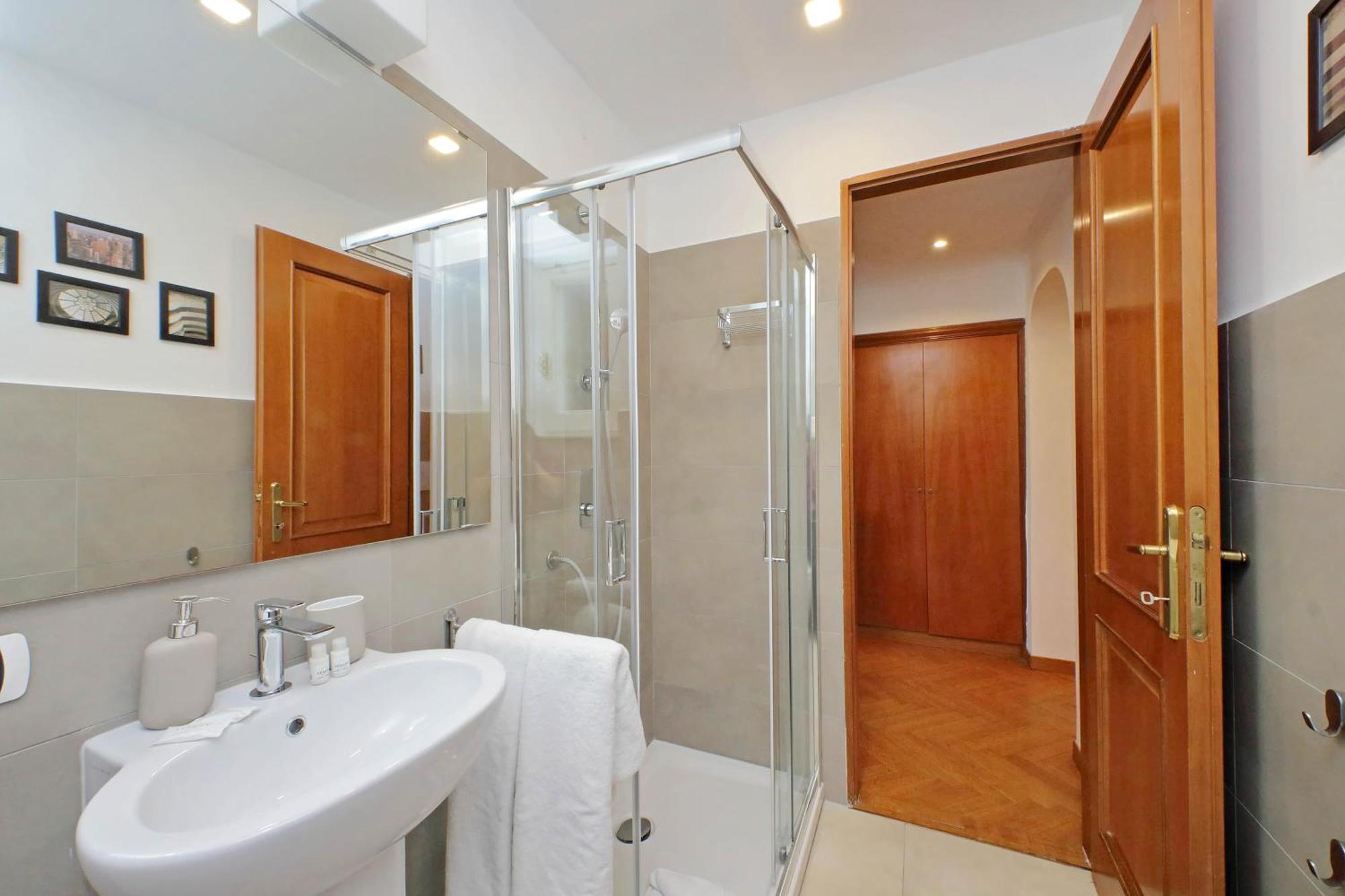 Ych-Comfortable 2 Bedrooms Flat Near Colosseum Rome Exterior photo